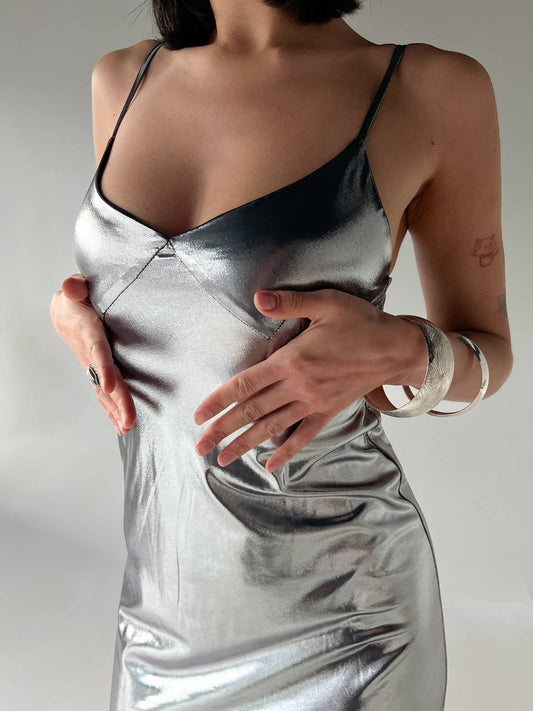 Срібна сукня в стилі 90-х