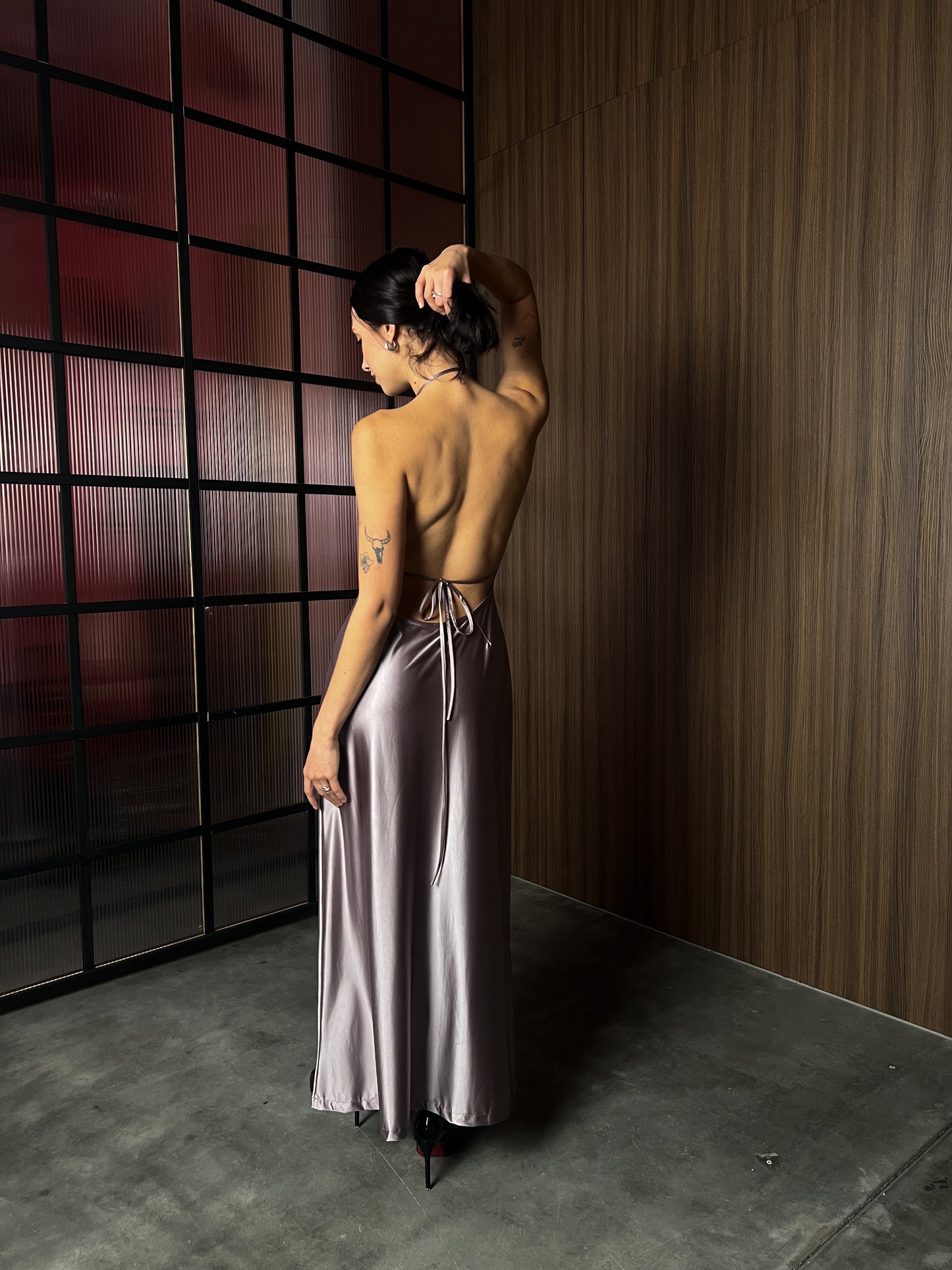 Grey-olive dress with highlights on the ties