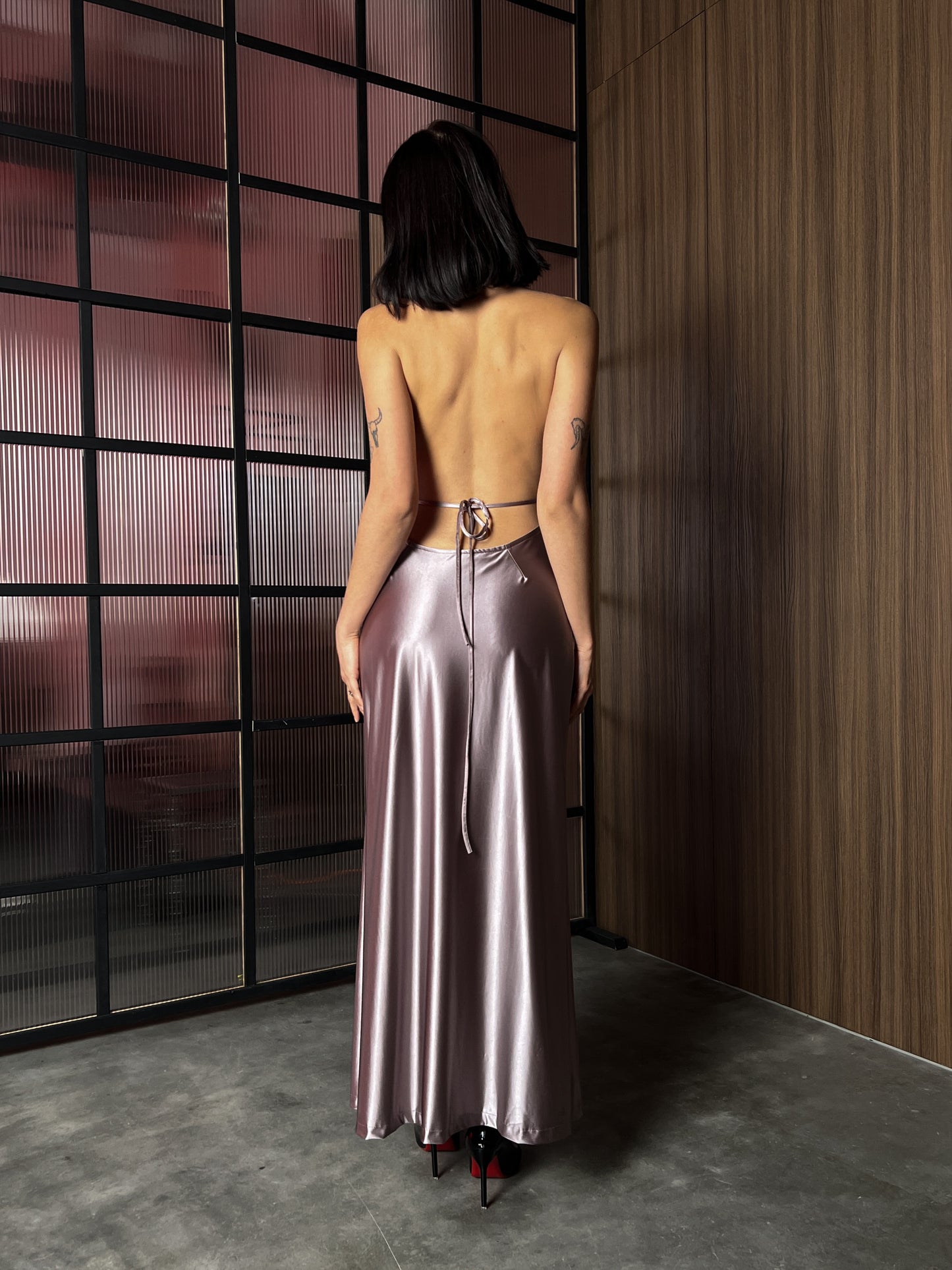 Grey-olive dress with highlights on the ties