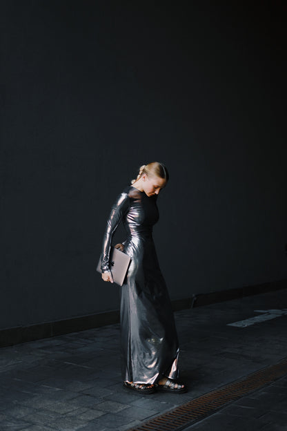 Довга срібна сукня з рукавами