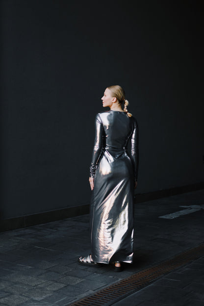 Довга срібна сукня з рукавами