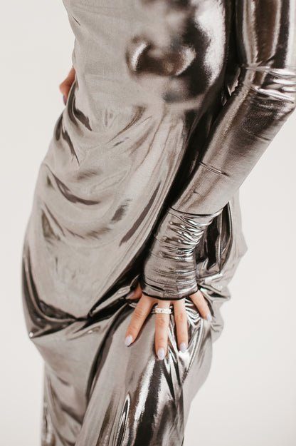 Довга срібна сукня з рукавами