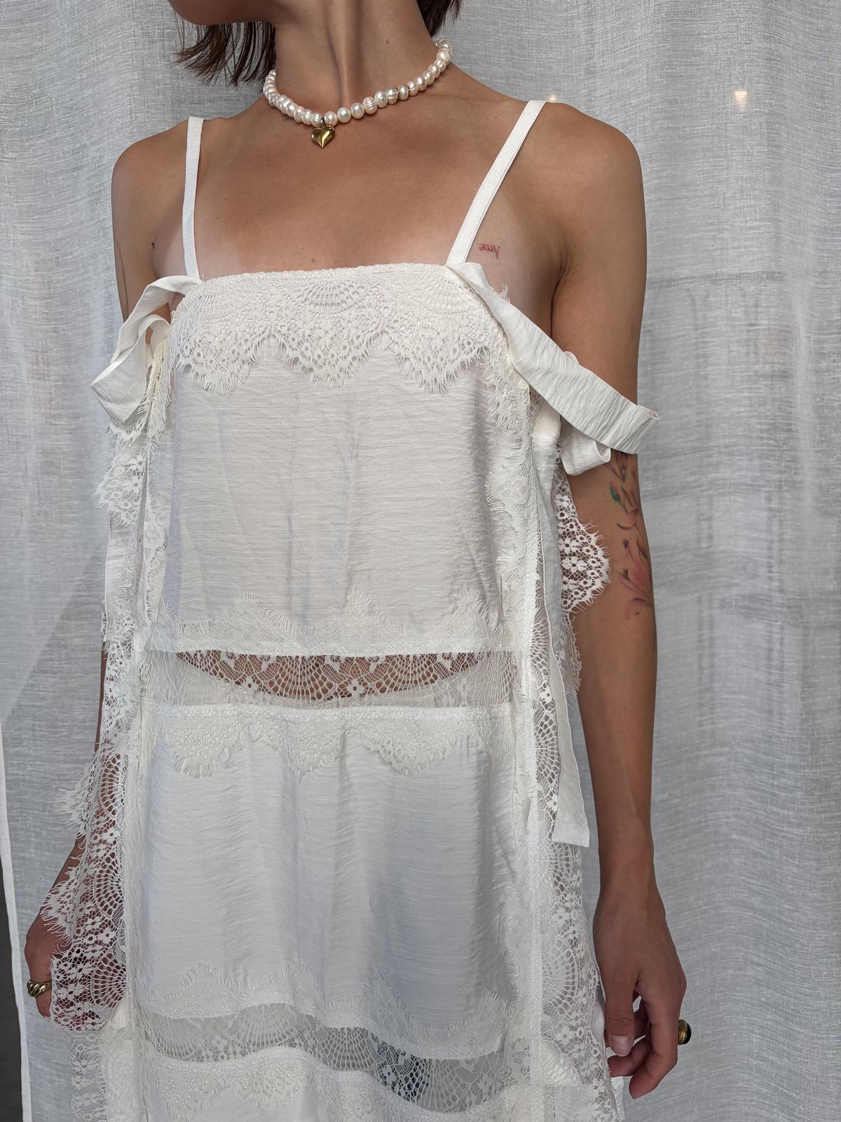 apron white with lace