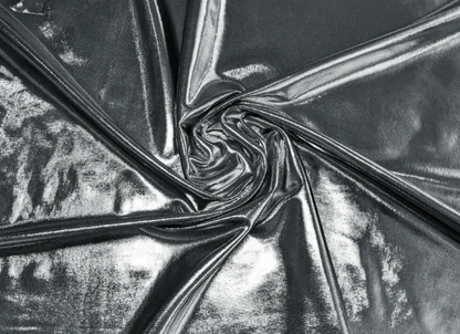 Довга срібна сукня з рукавами