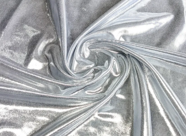 Довга срібна сукня з рукавами