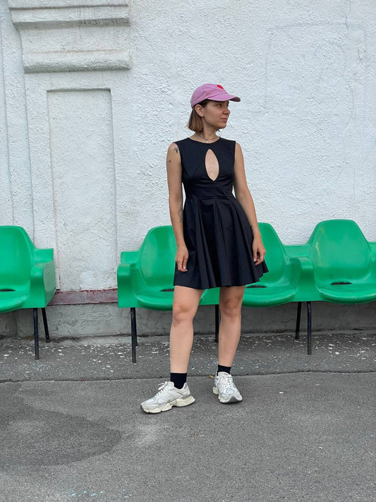 Чорна сукня з вирізом