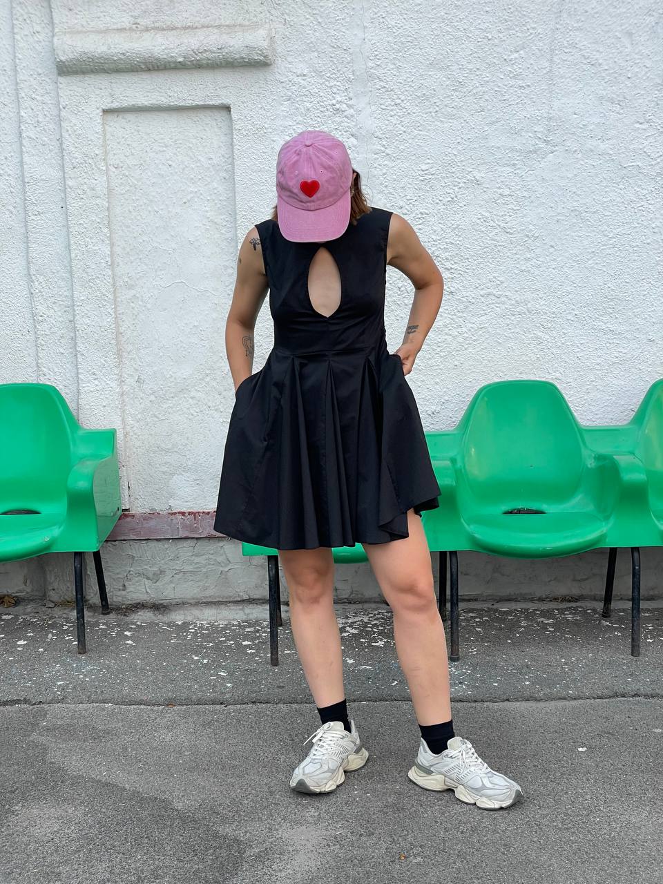 Чорна сукня з вирізом