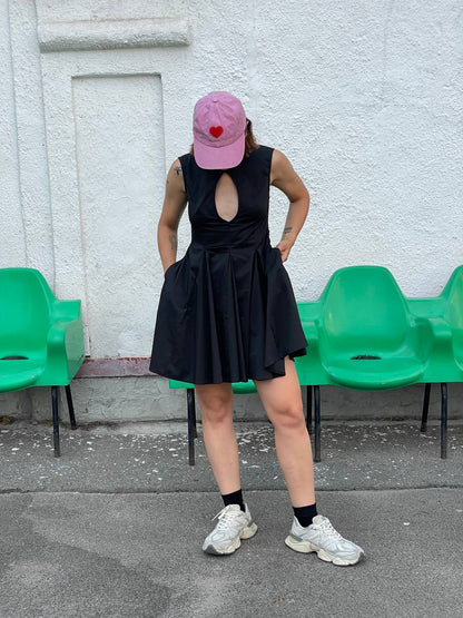 Чорна сукня з вирізом