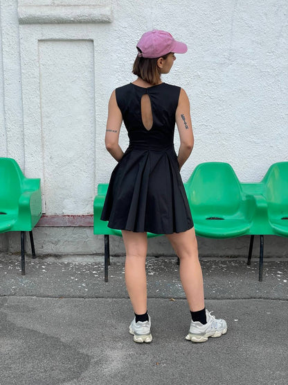 Чорна сукня з вирізом