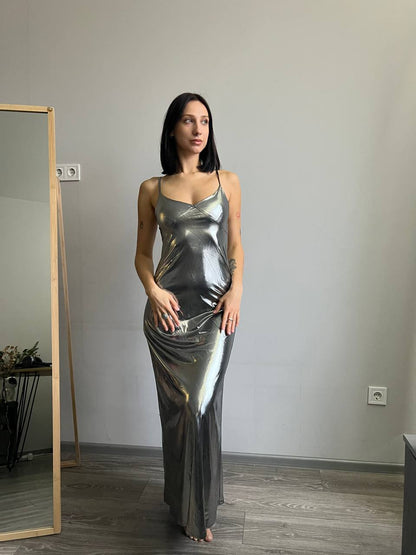 Срібна сукня в стилі 90-х