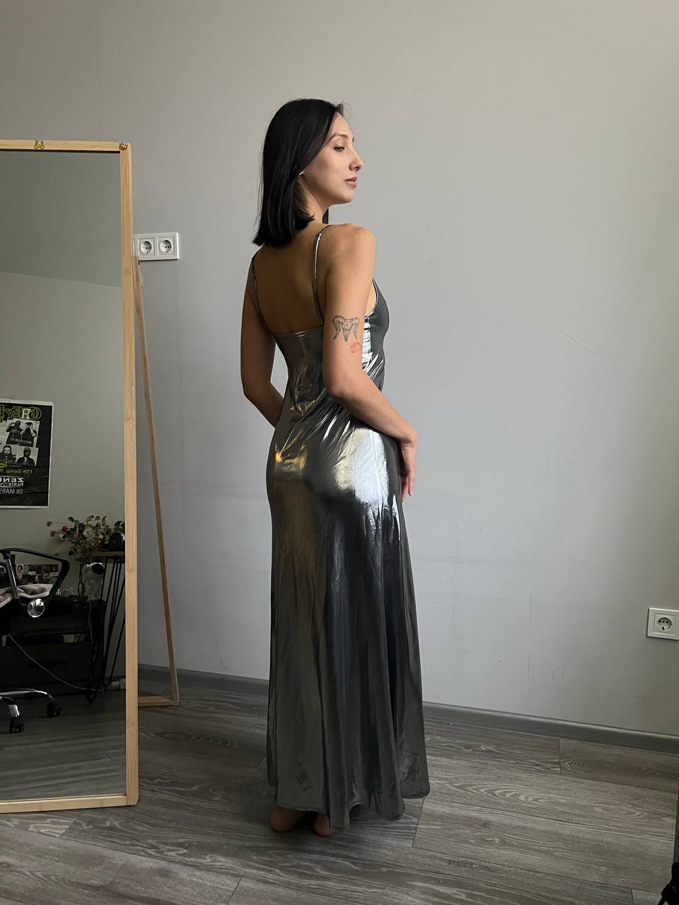 Срібна сукня в стилі 90-х