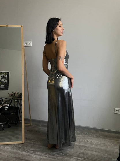 Срібна сукня в стилі 90-х