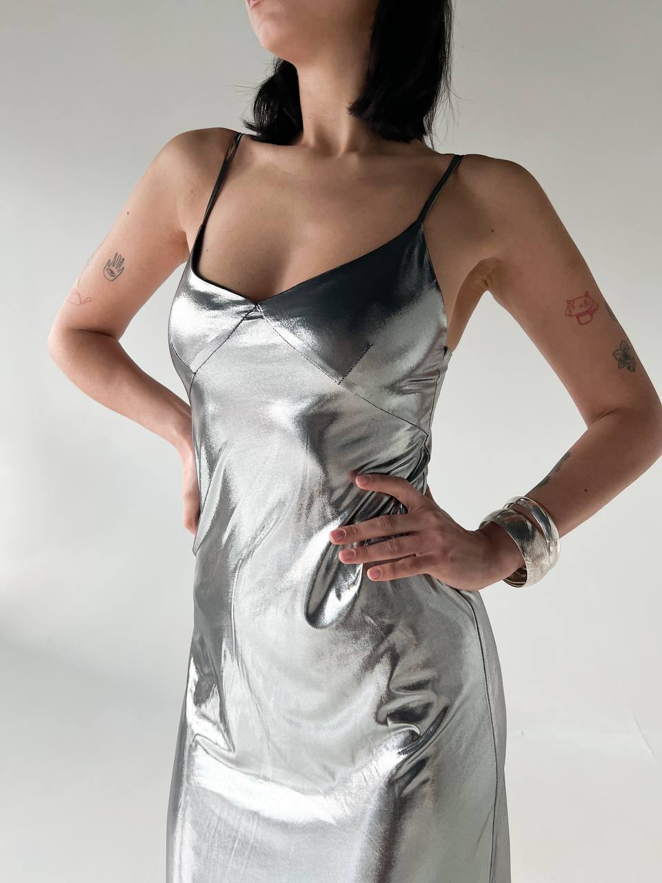 Срібна сукня в стилі 90-х