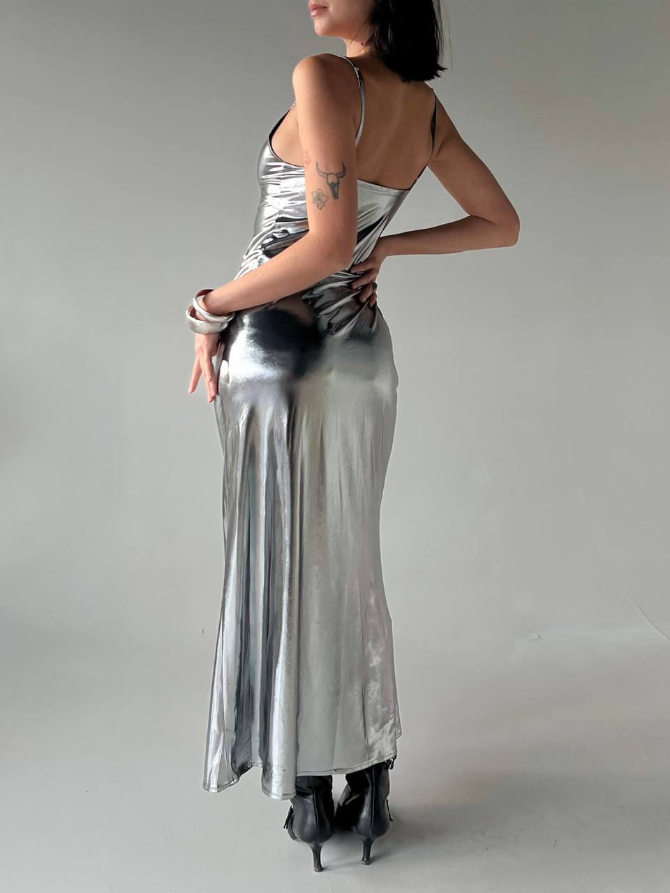 Срібна сукня в стилі 90-х
